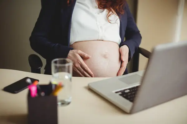 Połowie Sekcji Bizneswoman Gospodarstwa Brzuch Biurze — Zdjęcie stockowe