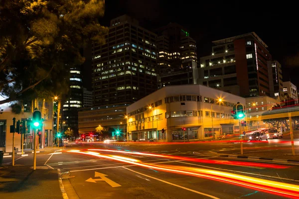Modern Şehir Geceleri Sokak Uzun Pozlama — Stok fotoğraf