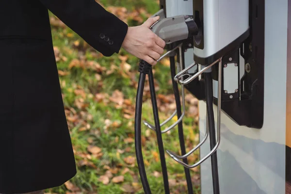 Seção Média Homem Segurando Carregador Carro Estação Carregamento Veículo Elétrico — Fotografia de Stock