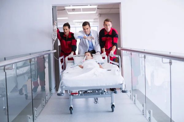 医生在医院的走廊里推急救担架床 — 图库照片