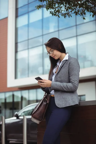 Businesswoman Text Messaging Mobile Phone While Standing City Street — Stock Photo, Image