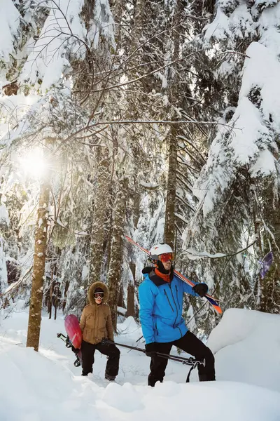 Pareja Con Esquí Snowboard Caminando Sobre Una Ladera Nevada —  Fotos de Stock