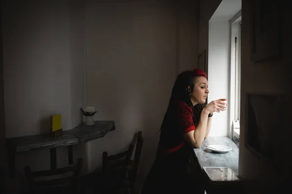 Mujer Mirando Por Ventana Mientras Toma Café Cafetería — Foto de Stock