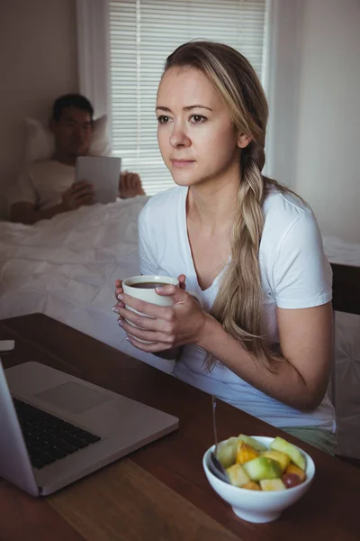 有思想的女人 而在家里的卧室里喝咖啡 — 图库照片