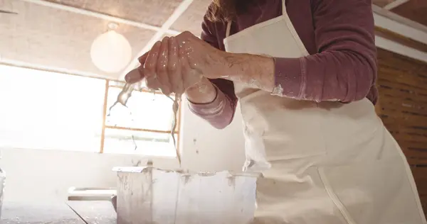 Hombre Alfarero Lavándose Las Manos Después Trabajar Rueda Cerámica Taller —  Fotos de Stock