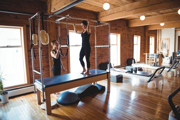 Trainer Helping Woman Practicing Pilates Fitness Studio — Stock Photo, Image
