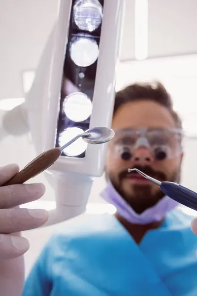 Szczelnie Góry Trzymając Sprzęt Stomatologiczny Gabinet Stomatologiczny Dentysta — Zdjęcie stockowe