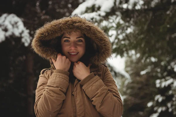 Retrato Mujer Sonriente Chaqueta Piel Durante Invierno —  Fotos de Stock