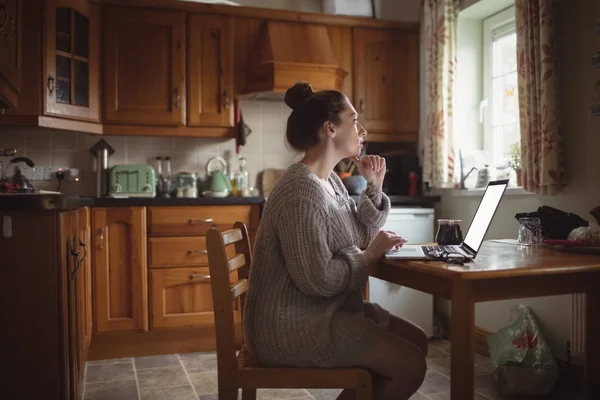 Mujer Reflexiva Usando Ordenador Portátil Mesa Cocina Casa — Foto de Stock