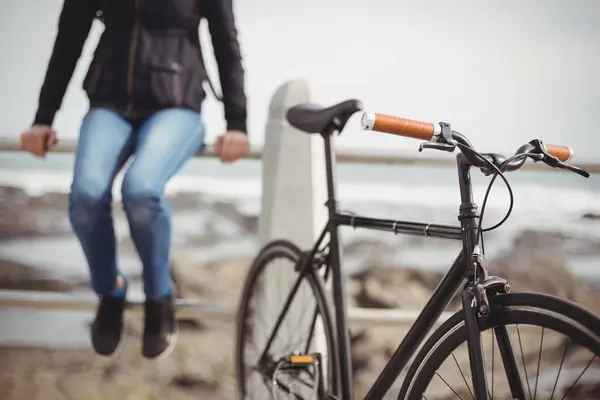 Велосипед Берегу Моря Женщиной Сидящей Перилах — стоковое фото