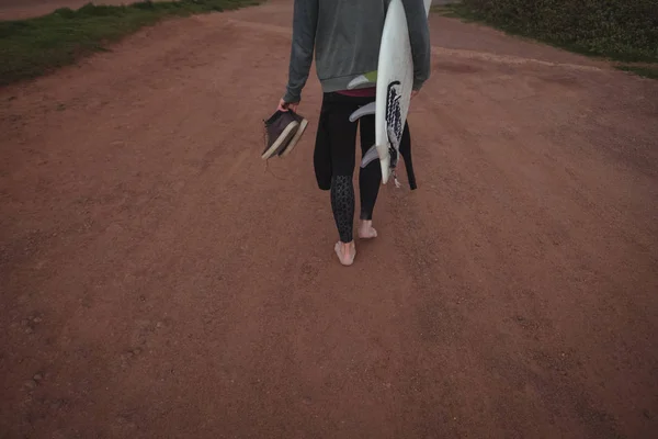 Baixa Seção Homem Transportando Prancha Sapatos Andando Estrada — Fotografia de Stock