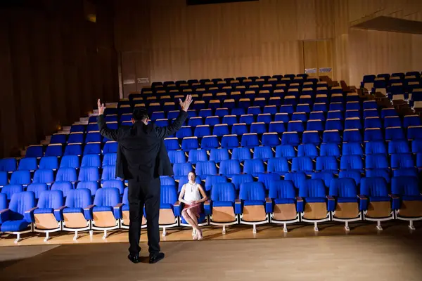 Executivos Negócios Que Praticam Discurso Centro Conferências — Fotografia de Stock