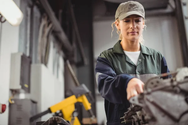 Female Mechanic Checking Car Parts Repair Garage — Stock Photo, Image