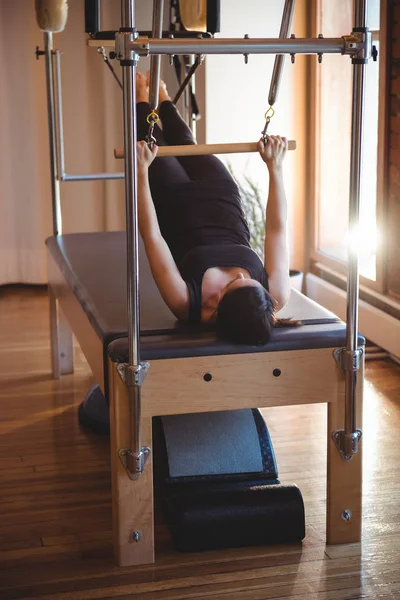 Woman Practicing Pilates Reformer Fitness Studio — Stock Photo, Image