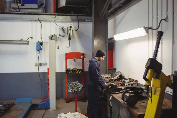 Mecânico Verificando Carro Peças Garagem Reparação — Fotografia de Stock