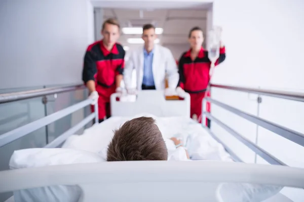 Läkare Driver Akut Bår Säng Korridoren Sjukhus — Stockfoto