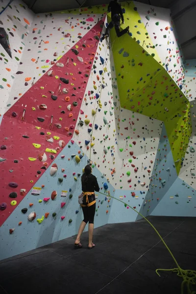 Spor Salonunda Yapay Duvar Tırmanışı Adam Yardımcı Antrenör — Stok fotoğraf