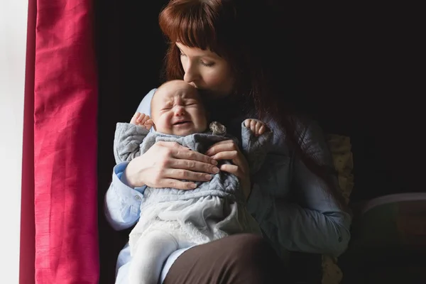 Mama Afectuoasă Consolează Bebelușul Care Plânge Acasă — Fotografie, imagine de stoc