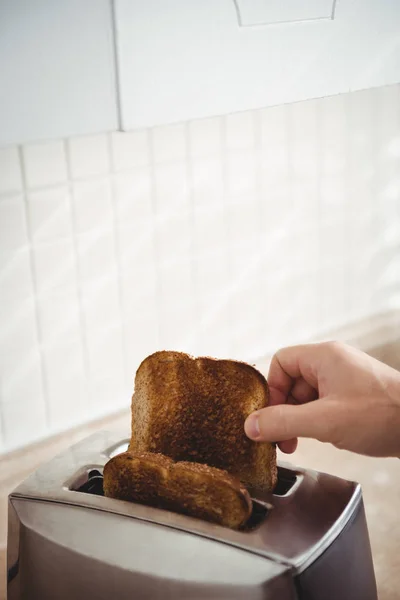 Крупним Планом Чоловічий Тост Хліба Кухні Вдома — стокове фото