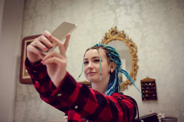 Kobieta Dredami Biorąc Selfie Jej Telefon Komórkowy Salonie — Zdjęcie stockowe