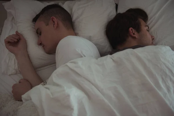Wysoki Kąt Widzenia Para Gejów Spanie Razem Łóżku — Zdjęcie stockowe