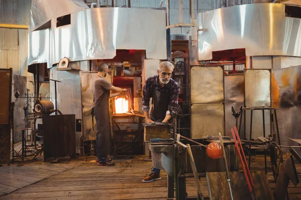 Équipe Souffleur Verre Façonnant Verre Sur Pipe Souffler Usine Soufflage — Photo