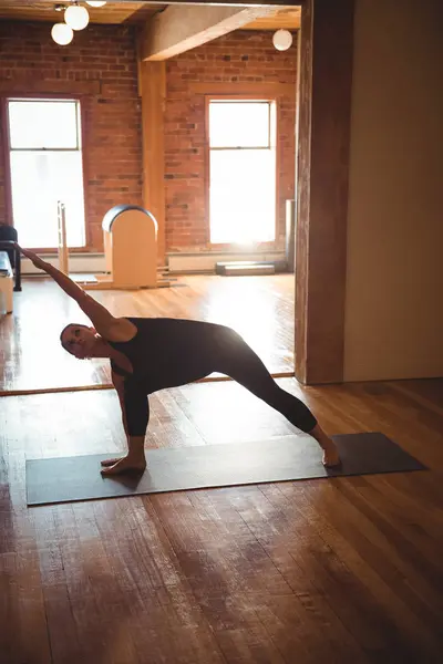Mujer Practicando Yoga Posan Gimnasio —  Fotos de Stock