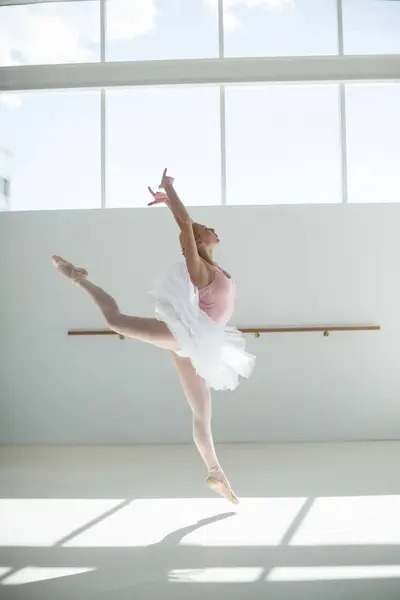 Bailarina Practicando Una Danza Ballet Estudio Ballet — Foto de Stock