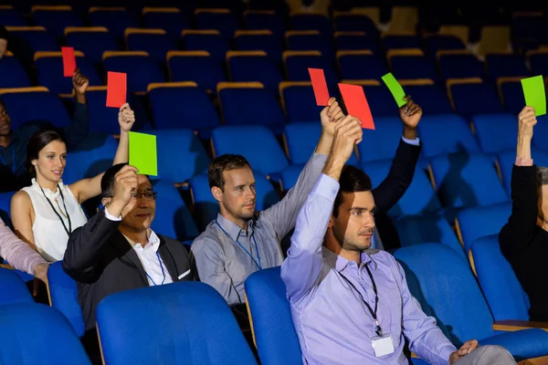 Führungskräfte Der Wirtschaft Zeigen Ihre Zustimmung Indem Sie Konferenzzentrum Die — Stockfoto