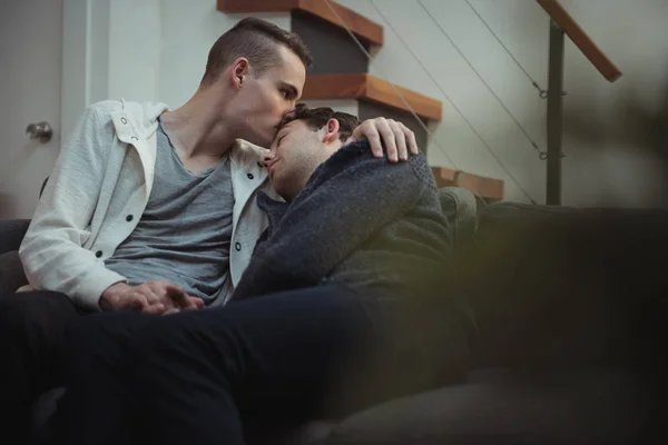 Gay Pareja Besándose Abrazando Sofá Casa —  Fotos de Stock