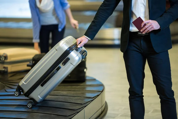 Mittelteil Eines Geschäftsmannes Der Sein Gepäck Aus Der Gepäckausgabe Flughafen — Stockfoto