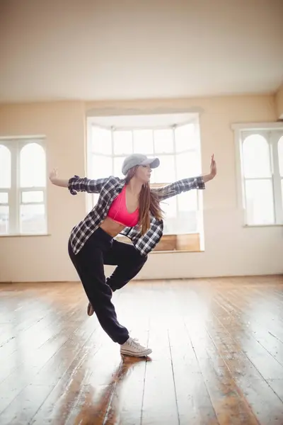 Молодая Женщина Практикующая Хип Хоп Танец Студии — стоковое фото