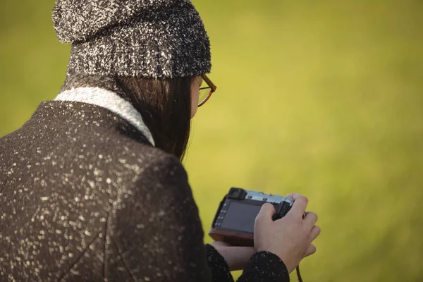 Vedere Din Spate Unei Femei Care Uită Fotografii Camera Digitală — Fotografie, imagine de stoc