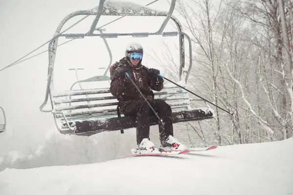Adam Bir Kayak Merkezi Ski Lift Kalkarken — Stok fotoğraf