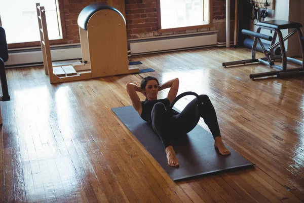 Fitness Salonunda Egzersiz Mat Pilates Pratik Kadın — Stok fotoğraf