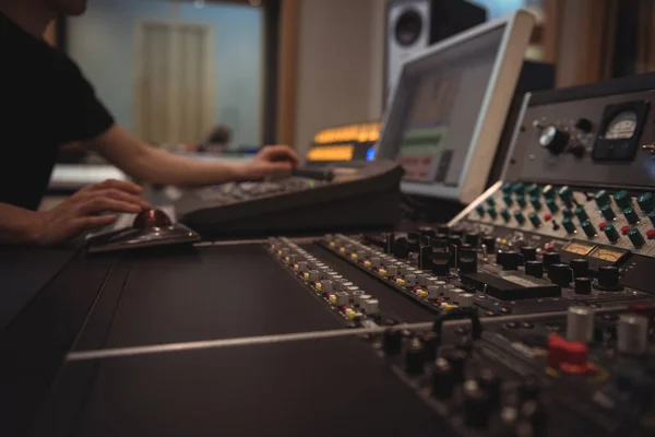 Ingénieur Audio Utilisant Mixeur Dans Studio Enregistrement — Photo