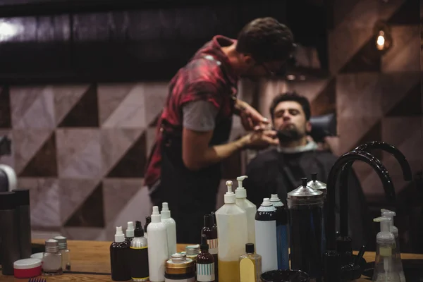 Reflectie Van Mens Krijgen Baard Geknipt Met Een Schaar Kapper — Stockfoto