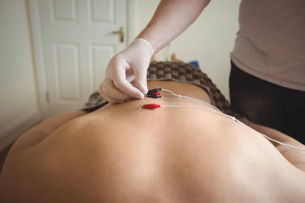 Primer Plano Del Fisioterapeuta Realizando Agujas Electrosecas Espalda Paciente Clínica — Foto de Stock