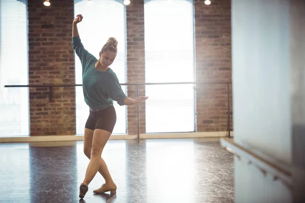Жінка Танцює Танцювальній Студії — стокове фото