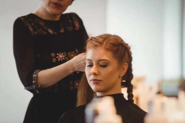 Stemciler Styling Saç Salonda Kadın Kuaför — Stok fotoğraf