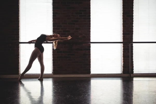 Балерина Практикует Балетный Танец Балетной Студии — стоковое фото