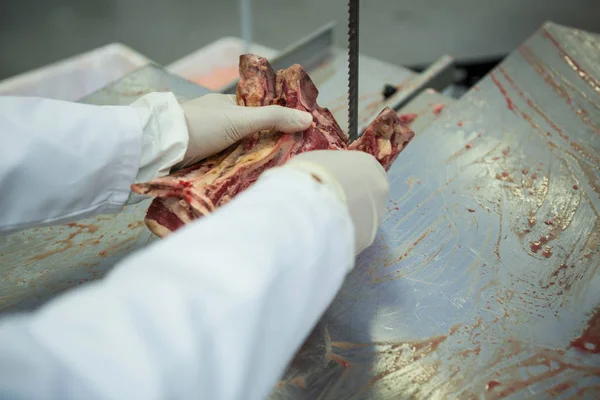 Close Butcher Cutting Meat Meat Cutting Machine — Stock Photo, Image