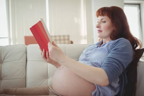 Mulher Grávida Lendo Livro Sofá Sala Estar Casa — Fotografia de Stock