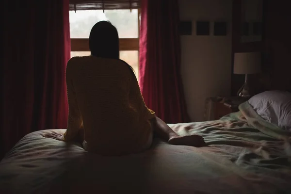 Женщина Сидит Кровати Смотрит Окно Дома Вид Сзади — стоковое фото