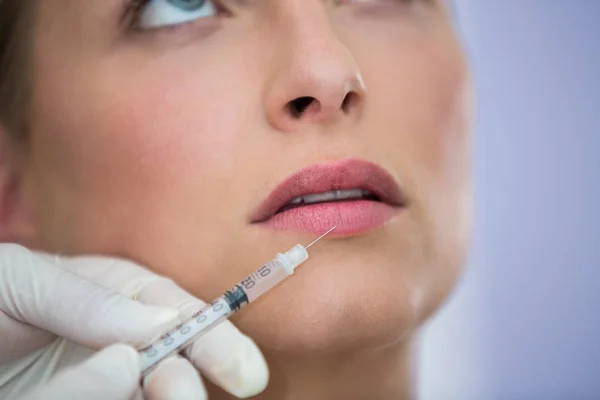 Közeli Kép Női Beteg Fogadó Botox Injekció Ajkán — Stock Fotó