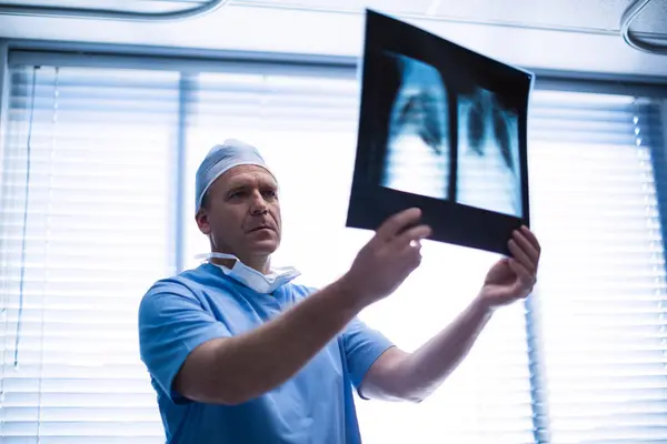 男性外科医生检查 射线在医院 — 图库照片