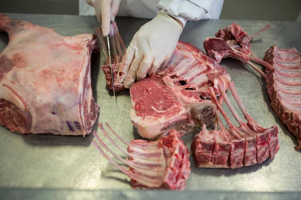Sección Media Del Carnicero Que Corta Carne Fábrica Carne — Foto de Stock