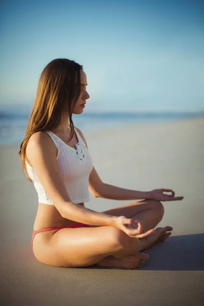 Hermosa Mujer Realizando Yoga Playa Día Soleado — Foto de Stock