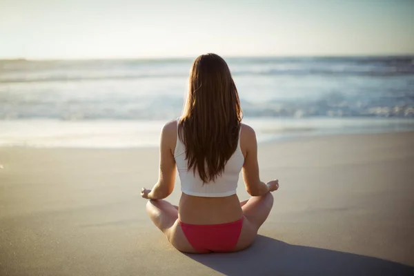 Rear View Woman Performing Yoga Beach — Stock Photo, Image
