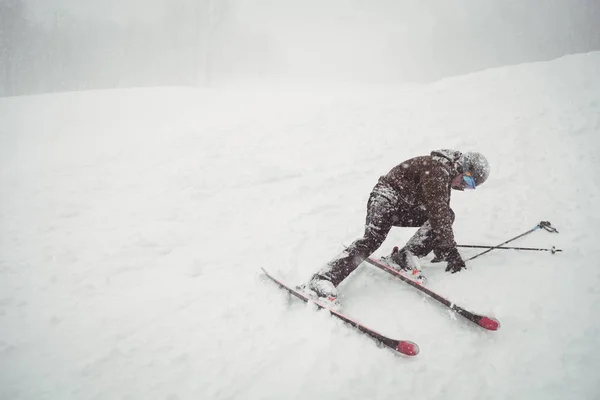 Kayak Başarısız Bir Adamın Dağda — Stok fotoğraf